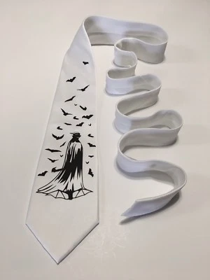 Corbata blanca de murciélagos y murciélagos, súper genial Foto 1 de 4