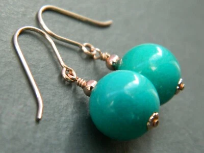 Elegantes pendientes colgantes hechos a mano grandes de piedras preciosas turquesa y oro rosa laminado de 14 quilates Foto 1 de 4