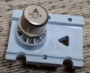 LAS723 - LAMBDA - 2.5V Reference V 150mA Positive Voltage Regulator & Socket - Picture 1 of 4