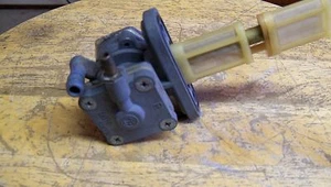 Genuine Yamaha Left Hand Petcock XS650SE XS650FXS 650 2F XS650 2M0-24510-04 - Picture 1 of 6