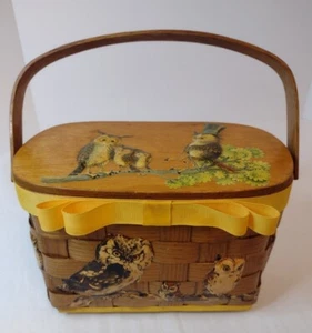 Vintage geflochtener Holzkorb Handtasche Korb gefüttert 3D Decopage Metallfüße 1975 - Bild 1 von 21