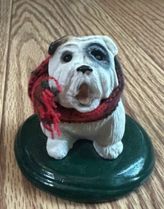 2004 BYERS CHOICE KLASSISCHE BULLDOGGE MIT ROTEM UND SCHWARZEM SCHAL - Bild 1 von 6