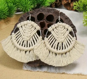 Pendientes estilo borla boho, aspecto macramé, aro plateado - Imagen 1 de 4