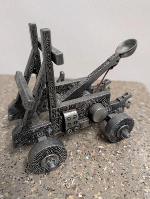 Catapulta de metal medieval en miniatura Foto 1 de 4