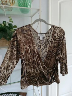 Top envolvente de sobrepelliz elástico Bob Mackie Studio 12 de colección mezcla de seda estampado animal  Foto 1 de 4