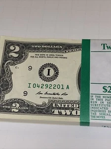UNA BANCONOTA DEL 2013 DUE DOLLARI banconota da $2 CROCCANTE UNC FRB da BEP PACK da MATTONI - Foto 1 di 4