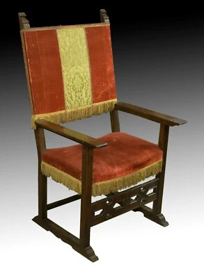 Sillón Frailero. Madera de nogal, textil. España, siglo XVII. Foto 1 de 4
