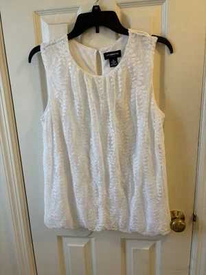 Camiseta sin mangas Liz Claiborne talla M blanca de encaje cuello redondo sin mangas Foto 1 de 3