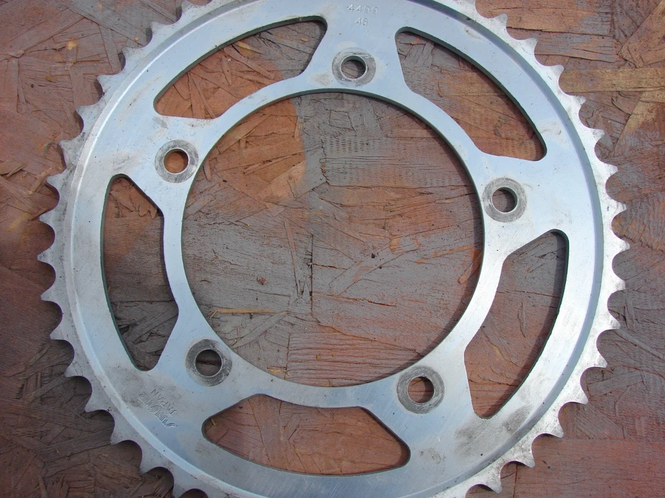 Piñón trasero Suzuki DL1100 650 NOS GSXR600 GSXR750 Sunstar 2-449948 Triumph  Foto 1 de 1