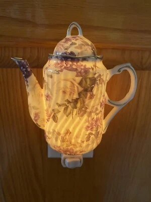 Púrpura Floral Pared Enchufable Luz Nocturna Tetera Tono Porcelana Oro Recortado Foto 1 de 4