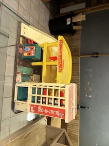 Vintage Fisher Price Little People Parkrampe Service Center Aufzug Garage - Bild 1 von 7