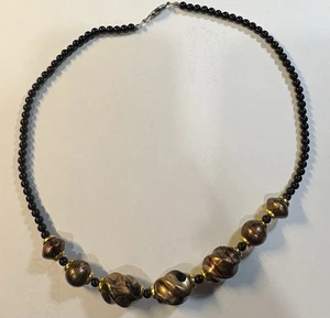 Collana Vintage Arte Vetro Perline Oro Nero Perline Girevoli Chiusura Botte 18” - Foto 1 di 7