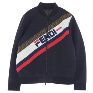 Chaqueta FENDI FW0833 x Fila MANIA Logo Estampado Bombardero Azul Marino 46 Usada LIFE-0 - Imagen 1 de 9