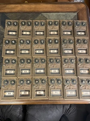 Buzón de correo Eagle de latón para oficina de correos puerta con doble cerradura con combinación 24 disponibles Foto 1 de 4