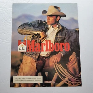 Marlboro Man 1991 vaquero chaps cuerda vagón rueda hebilla resistente denim anuncio impreso de colección - Imagen 1 de 1