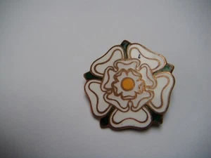 Girl Guides North Yorkshire White Rose enamel pin badge - Picture 1 of 4