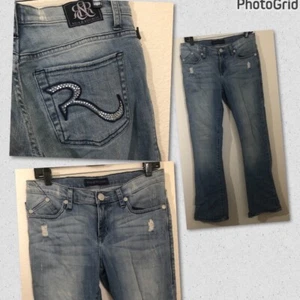 ROCK & REPUBLIC Womens 8 Jeans Boot Cut Distressed Light Wash Low Rise Bling - Picture 1 of 16