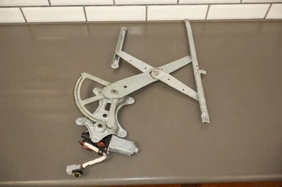 98-07 Lexus LX470 / LandCruiser V8 Right Passenger Front Door Window Regulator - Image 1 of 4