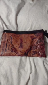 Cartera sin asas de cuero Safari naranja con cara de león en la parte delantera hojas de safari en la parte posterior - Imagen 1 de 2