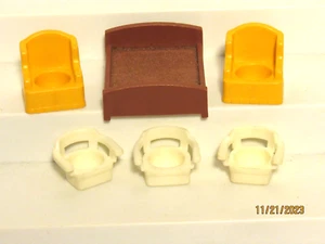 Vintage Fisher Price Little People Spielhaus 952 weiß Stühle orange Stühle Bett - Bild 1 von 6