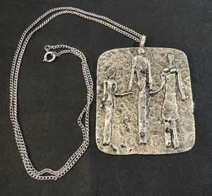 Vintage großer (2-1/2" x 2-1/4") Handwerker Anhänger der Familie mit 24" Kette - Bild 1 von 5