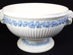 Wedgwood Lavender on Cream Plain Large Fruit Bowl - Picture 1 of 6