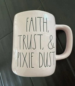 Taza Rosa Colección Artesanal Rae Dunn “Fe, Confianza y Polvo Pixie” Disney - Imagen 1 de 9