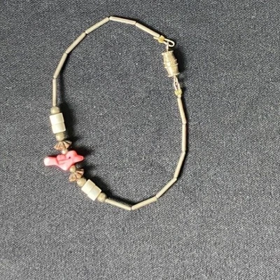 Tornozeleira feminina de contas em tom de prata com contas de coral rosa - Imagem 1 de 2