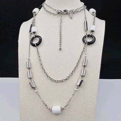 Collar Estación Geométrica Chico’s Tono Plata Negro Blanco Capas Largo 40" Foto 1 de 4