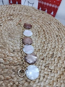 Bracciale tono oro con perle piatte grandi marroni e bianche eleganza - Foto 1 di 10