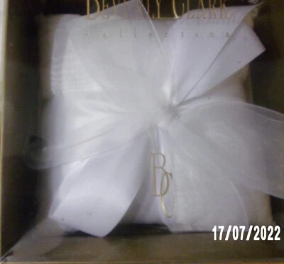 Almohada Anillo Beverly Clark CollectionTres Beau Blanca en CAJA ABIERTA. Foto 1 de 4