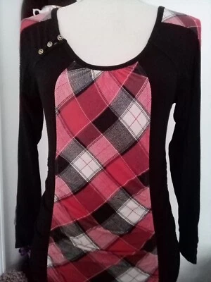 Vestido Coogi Mediano Negro Rojo Cuadros Cuello Redondo Mangas Largas Fruncido Bordado Foto 1 de 4