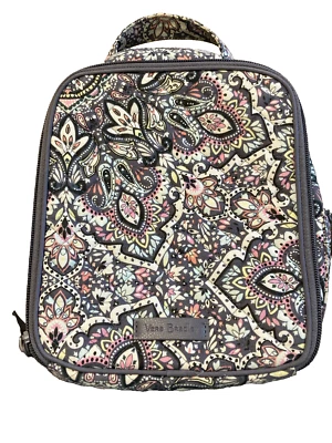 Lancheira Vera Bradley cinza paisley multicolorida acolchoada 9” x 8” x 4” isolada - Imagem 1 de 4