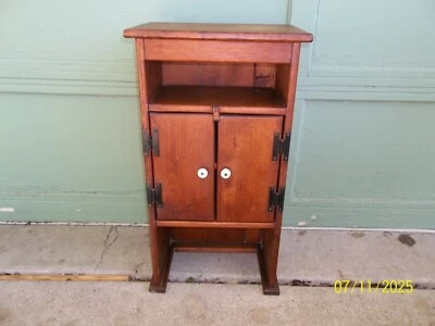 Lindo armario pequeño vintage de pino macizo de 2 puertas 29 3/4" Foto 1 de 4