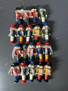 18 Stück Holz Nussknacker Soldat Ornamente Mini Weihnachtsbaum Set Deko - Bild 1 von 3