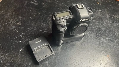 Canon EOS 5D Mark II DSLR 21 MP con empuñadura de batería A Foto 1 de 4