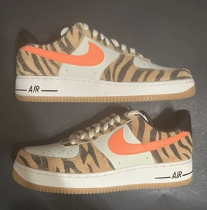 Gr. 11 - NIKE AIR FORCE 1 '07 PRM 'DAKTARI STRIPES' HERREN [DJ6192-100] NEU - Bild 1 von 15
