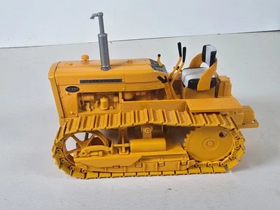 Cosechadora internacional Ertl TD-340 sobre orugas escala 1:16 Foto 1 de 4