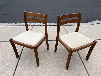Par de sillas modernas danesas de teca Dyrlund de mediados de siglo Foto 1 de 4