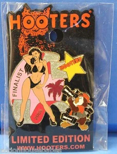 SEXY TRAJE DE BAÑO HOOTERS NIÑA CONCURSO DE BELLEZA FINALISTA 2008 PIN SOLAPA CAPUCHA/CÁMARA - Imagen 1 de 1