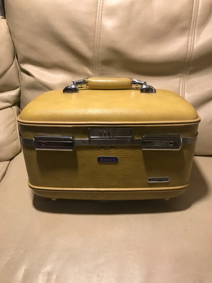 Estuche de maquillaje dorado American Tourister de colección con bandeja de plástico Foto 1 de 4