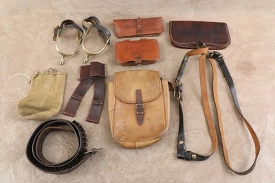 Lote de artículos de cuero usados: eslingas de sable desconocidas, cinturón de cartucho, espuelas y bolsas. Foto 1 de 4