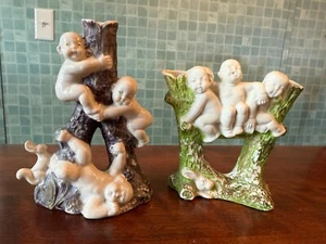 Menge 2 viktorianische Keramik Knospenvasen nackte Babys Hasen Häschen Bäume LESEN - Bild 1 von 4