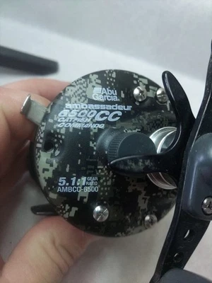 Carrete de pesca redondo Abu Garcia Ambassadeur Catfish Commando 6500 para mano derecha. Camuflaje Foto 1 de 4