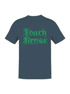 Camiseta tipografía gótica Touch Grass para hombre - Imagen 1 de 6