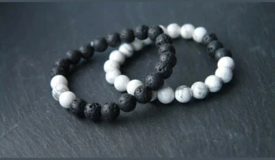 Brazalete difusor de atracción Friends Natural Opposites 8 mm cuentas roca de lava y howlite  Foto 1 de 4