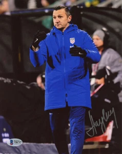 VLATKO ANDONOVSKI SIGNED 8x10 PHOTO TEAM USA WOMENS SOCCER COACH BECKETT BAS - Picture 1 of 2