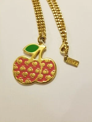 Colgante de cerezas de esmalte rosa foxy en tono dorado cadena bordillo broche de langosta Foto 1 de 4