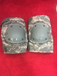 ONE PAIR USGI ACU Digital Camo Medium Knee Pads Excellent Condition - Picture 1 of 5