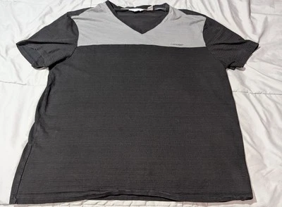 Мужская футболка с коротким рукавом Calvin Klein с v-образным вырезом черная и серая в полоску размер: XL - Изображение 1 из 4